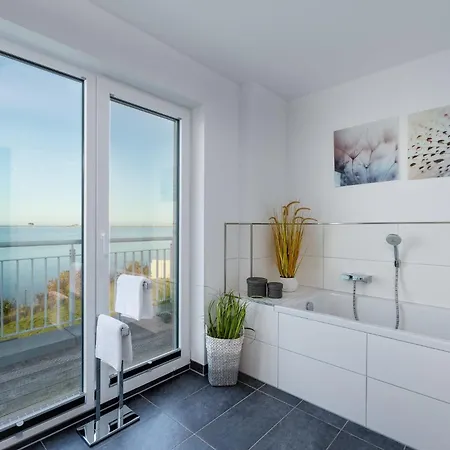 Ostseewind: Wasserblick, Finnische Sauna, Whirlwanne, Kamin, 2 Parkplaetze * Olpenæs